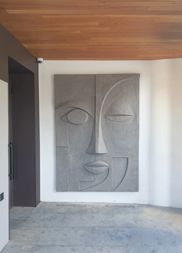 Bas-relief visage abstrait en béton — art mural contemporain sur mesure, Maroc