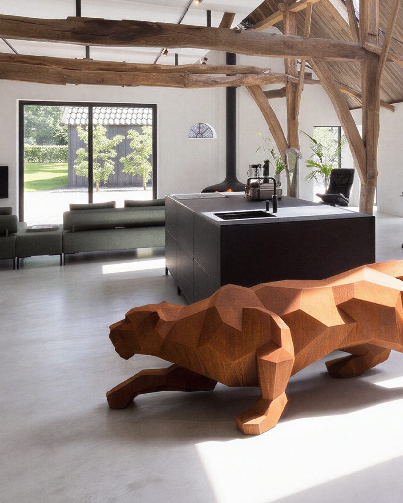 Sculpture d'art abstraite en métal poli chromé présentée sur socle, objet de collection en édition limitée réalisé en métaux précieux au Maroc