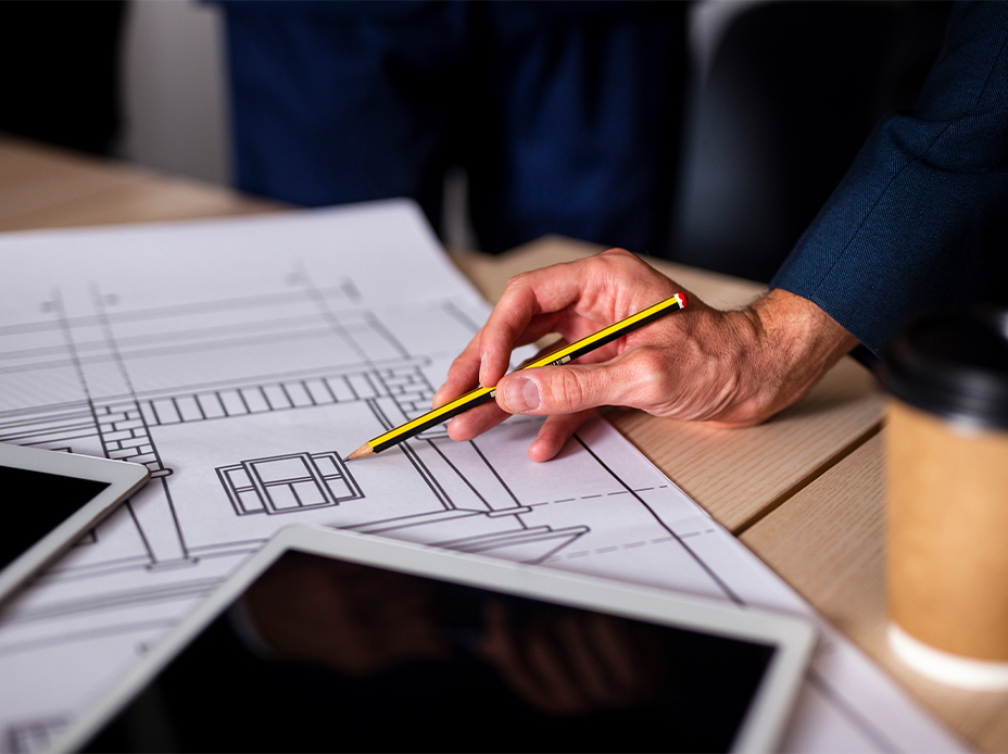 Consultation initiale et analyse des plans architecturaux pour un projet de sculpture sur mesure, première étape du processus de fabrication d'art à Casablanca