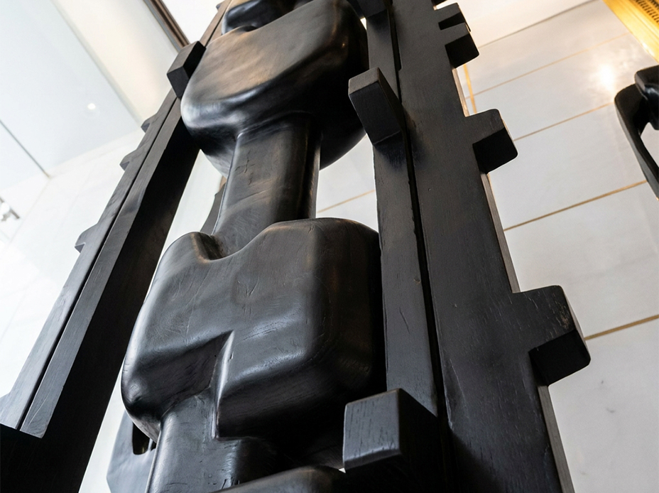 Détail d'une sculpture monumentale après finition, patine et polissage à la main pour une profondeur esthétique soignée, étape de finition du processus de fabrication d'art au Maroc