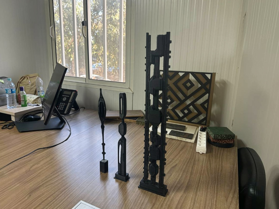 Maquettes et prototypes à l'échelle de sculptures verticales pour validation des proportions et de la texture, étape de prototypage du processus de fabrication d'art à Casablanca