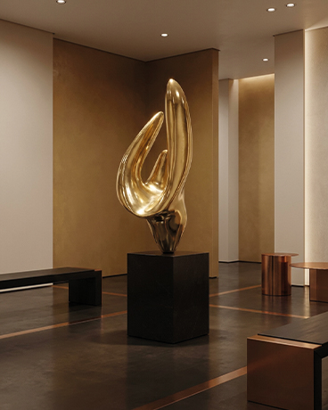Sculpture dorée contemporaine posée sur un socle noir dans une galerie d’art haut de gamme au Maroc