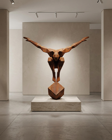 Sculpture géométrique en bois exposée sur socle dans un musée contemporain au Maroc