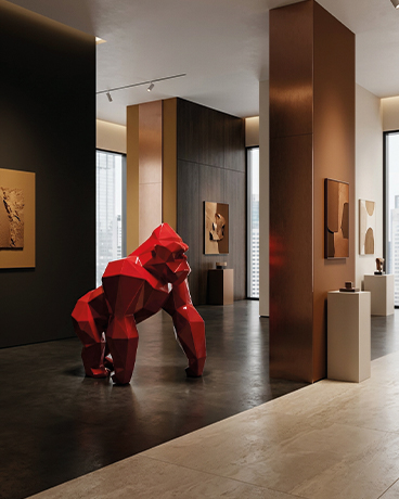 Sculpture gorille rouge style origami exposée dans une galerie d’art contemporaine au Maroc