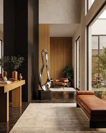 Sculpture métallique argentée installée dans l’entrée d’une villa privée haut de gamme au Maroc
