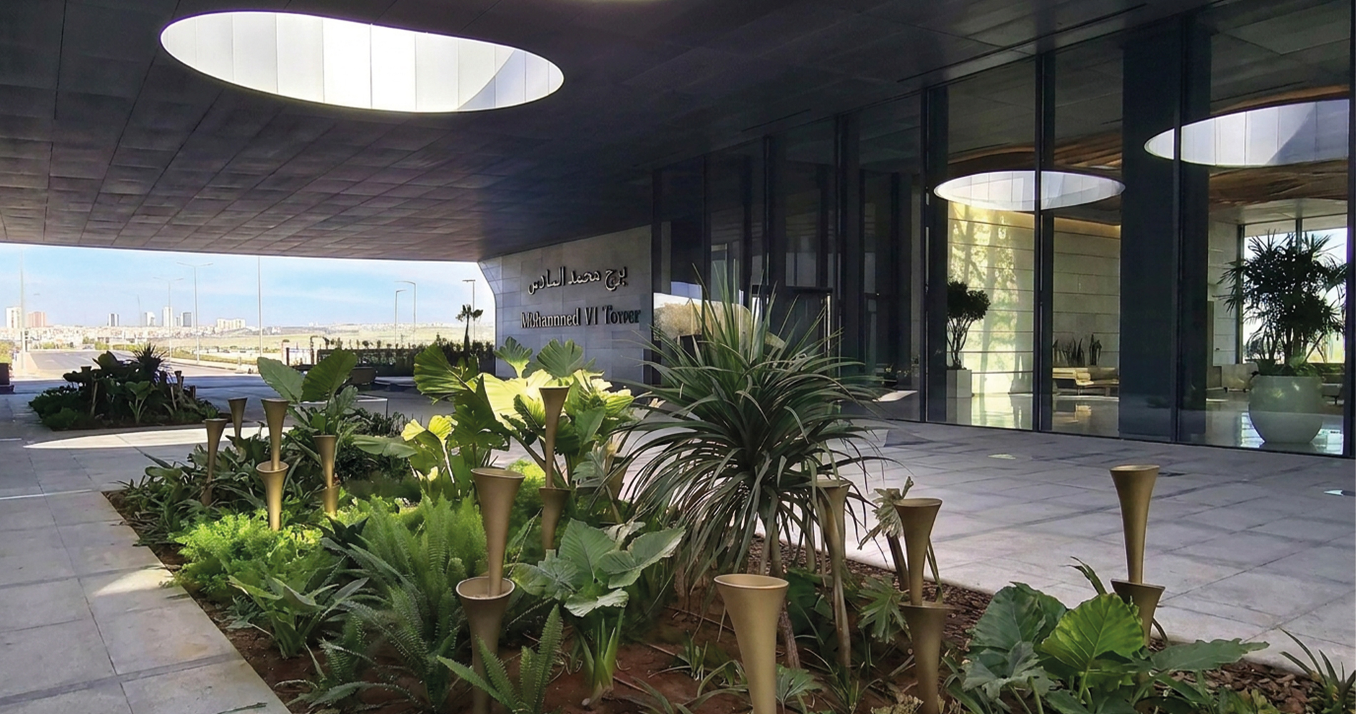 Grande sculpture en bronze torsadée installée dans le hall d'un hôtel de luxe, installation sculpturale sur mesure pour espaces d'hospitalité haut de gamme réalisée au Maroc