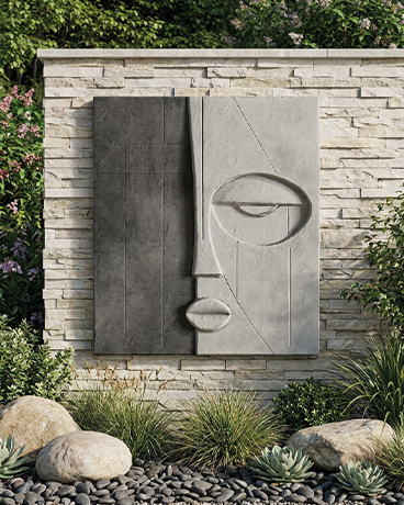 Sculpture murale extérieure effet béton installée sur un mur de jardin paysager au Maroc