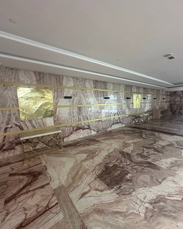 Sculpture murale métallique dorée installée dans un hôtel haut de gamme au Maroc