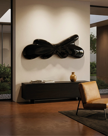 Sculpture murale noire brillante installée dans une villa privée contemporaine au Maroc