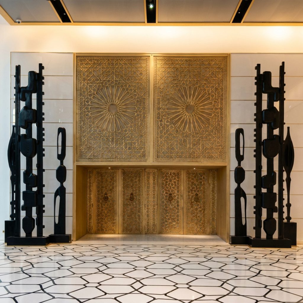 Objet d'art sculptural en métal chromé poli miroir sur socle, pièce de collection en édition limitée alliant métaux précieux et composites avancés au Maroc