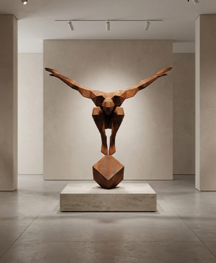 Sculpture géométrique en bois exposée sur socle dans un musée contemporain au Maroc