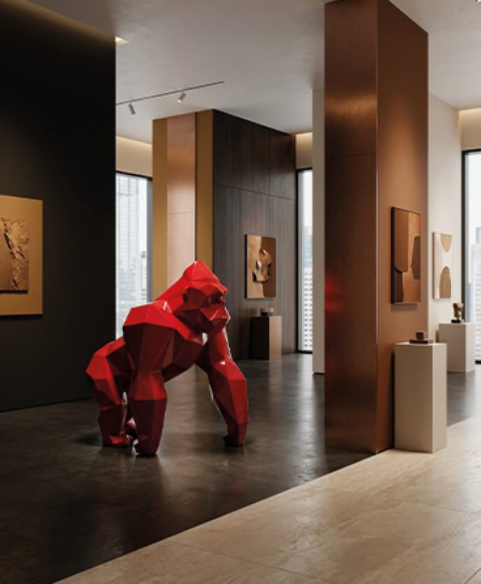 Sculpture gorille rouge style origami exposée dans une galerie d’art contemporaine au Maroc