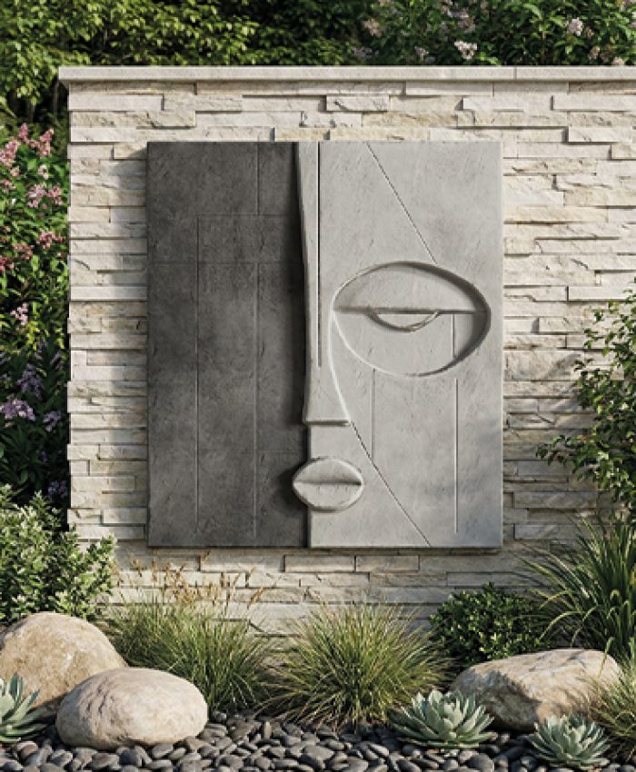 Sculpture murale extérieure effet béton installée sur un mur de jardin paysager au Maroc