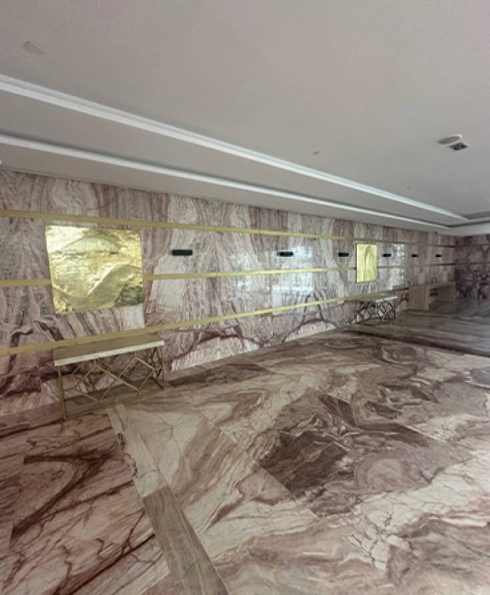 Sculpture murale métallique dorée installée dans un hôtel haut de gamme au Maroc
