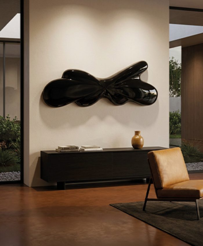Sculpture murale noire brillante installée dans une villa privée contemporaine au Maroc